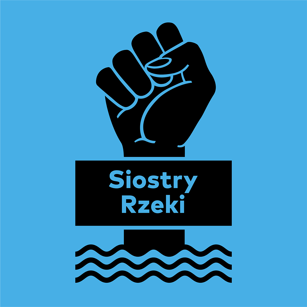 Logo Siostry Rzeki, grafika przedstawia czarną pięść wynurzającą się z wody, tło jest intensywnie niebieskie. Widnieje biały napis Dzień Dobry Rzeko.