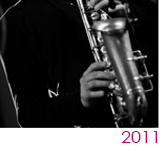 Fragment zdjęcia, na którym widoczny jest saksofon. 