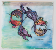 Na zdjęciu jedna z prac malarskich wykonana przez jednego z uczestników kursu. Praca przedstawie cztery wielobarwne rybki o bujnych ogonach i grzbietach, które pływają w czystej wodzie. Dominujące kolor to fiolet, błękit, czerweń i pomarańcz. Pod rybkami podpis autorki pracy - A. Konopacka.
