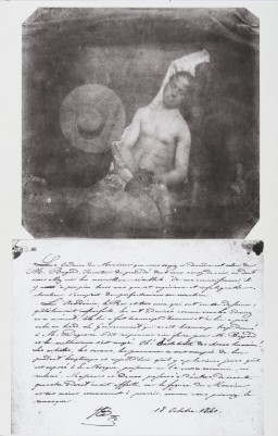 "Autoportret topielca", Hippolyte Bayard, 1840, w górnej części zdjęcia widać siedzącego mężczyznę, bardzo bladego, słaniającego się o ubrania, z rękami nałożonymi na nogach. Po jego prawej stronie jest słomkowy kapelusz. Pod zdjęciem odręcznie napisany list (nieczytelny). Fotografia w odcieniach szarości.