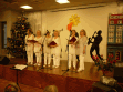 Na zdjęciu Służewianki podczas próby na scenie. 6 artystek ubranych na biało