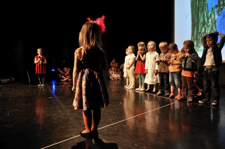 Zdjęcie przedstawia dzieci w wieku przedszkolnym na scenie.