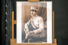 Zdjęcie ukazujące fotografię w sepii Stanisława Beksińskiego – ojca Zdzisława, pozującego do zdjęcia w mundurze.