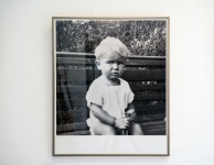 Zdjęcie Zdzisława Beksińskiego we wczesnym wieku dziecięcym, siedzącego na ławce. 