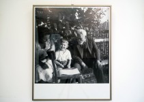 Zdjęcie kilkuletniego Zdzisława Beksińskiego w otoczeniu rodziny. Grupa siedzi na ławce w ogrodzie.