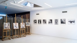 Fragment wystawy w Galerii przy Kozach ukazujący fotografie przodków Mistrza oraz czarno białe zdjęcia z dzieciństwa wyeksponowane w galerii.