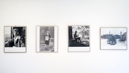 Czarno białe zdjęcia Zdzisława Beksińskiego z dzieciństwa eksponowane na ścianie galerii.