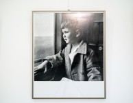 Zdjęcie Zdzisława Beksińskiego w wieku chłopięcym jadącego pociągiem, oglądajacego podróż przez szybę.