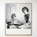 Zdjęcie Zofii Beksińskiej z synem Tomaszem. Czarno biała fotografia wykonana w pomieszczeniu.