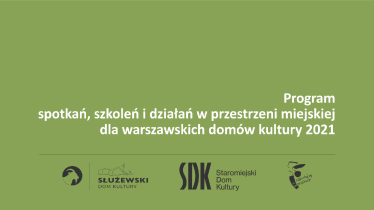 Plansza z logotypami Służewskiego DK, Staromiejskiego Domu Kultury,  oraz Warszawy oraz nad nimi napis: "Program spotkań, szkoleń i działań w przestrzeni miejskiej dla warszawskich domów kultury 2021".
