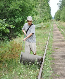 Na zdjeciu Tomasz Mokrzycki wśród roślin przy torach kolejowych czerpakuje owady.