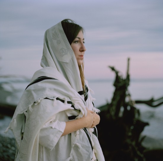 Kadr z filmu Female Pleasure, przedstawia portret kobiety na tle morza.