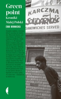 Okładka książki   "Greenpoint. Kroniki Małej Polski": Fragment ceglanego budynku z szyldem 'Karczma" i logiem Solidarności, przed budynkiem afroamerykanin.