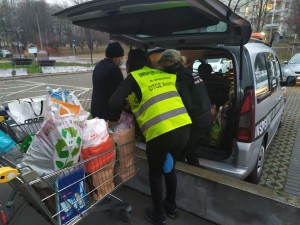 Pracownicy SDK i OTOZ Animals w trakcie ładowania darów do samochodu.