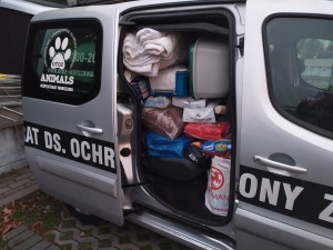Samochód OTOZ Animals po syfit wypełniony darami od mieszkańców Służewa. Widać koce, karmę, transportery i inne fanty.