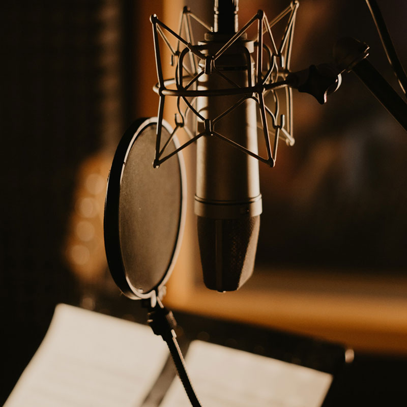 Na zdjęciu zbliżenie mikrofonu w studiu nagrań.