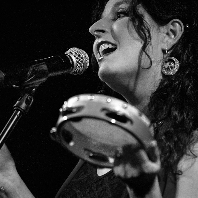 Na czarno białym zdjęciu zbliżenie śpiewającej Anny Riveiro. Fot. Marta Rybicka