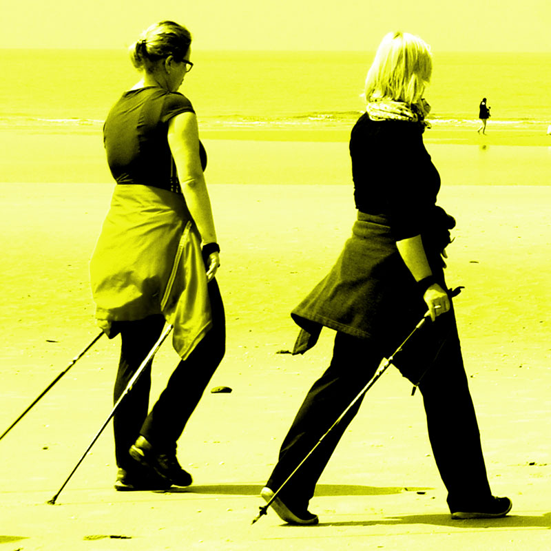 Grafika: osoby spacerujące z kijkami.