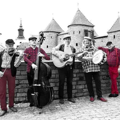 Zmodyfikowane graficznie do czerni bieli i czerwieni zdjęcie pięciu muzyków z orkiestry razem z instrumentami  na tle warszawskiej Staarówki. Fot. zasoby Orkiestry z Chmielnej