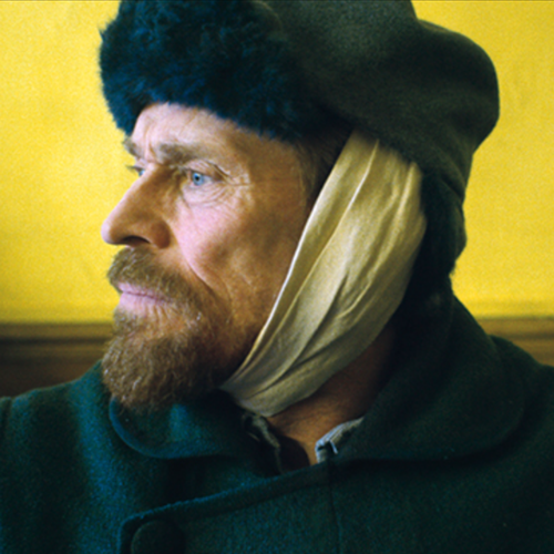 Fragment kadru z opisywanego filmu: twarz z profilu Willema Dafoe jako Vincent van Gogh.  Fot. za https://vod.mdag.pl/