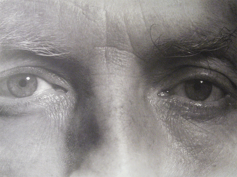 Bliski kadr ukazujący starszego mężczyznę. Na tym czarno-białym zdjęciu widać tylko oczy, brwi i kawałek nosa. 